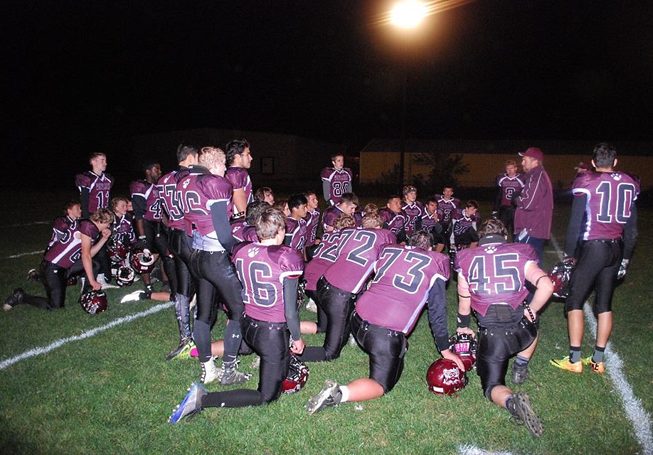 POST-GAME HUDDLE. (Chuck Witt photo)